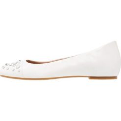 UGG BLISS STUDDED BLING Baleriny white. Białe baleriny damskie lakierowane Ugg, z materiału. W wyprzedaży za 384,30 zł.