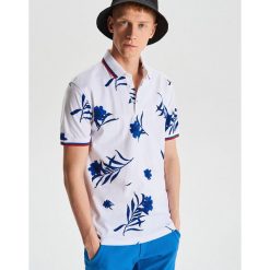 Koszulka polo z kwiatowym nadrukiem - Biały. Białe koszulki męskie Cropp, s, z nadrukiem, polo, bez rękawów. W wyprzedaży za 29,99 zł.