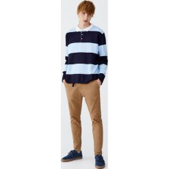 Spodnie typu chinos carrot fit. Szare chinosy męskie marki Pull&Bear, m. Za 89,90 zł.