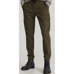 Spodnie joggery z kieszeniami - Khaki. Brązowe spodnie męskie Reserved, m. Za 149,99 zł.