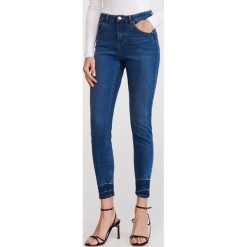 Jeansy slim push up - Niebieski. Niebieskie jeansy damskie Reserved. W wyprzedaży za 59,99 zł.