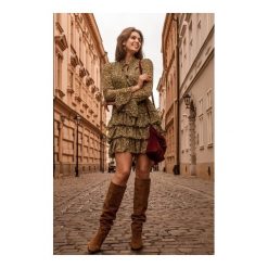 Boho sukienka z falbanami w drobną łączkę LOU. Różowe sukienki damskie Endoftheday, s, bez wzorów, z poliesteru, boho, ze stójką, bez rękawów. Za 149,00 zł.