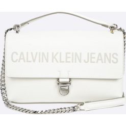 Calvin Klein - Torebka Sculpted Flap. Szare torebki klasyczne damskie marki Calvin Klein, w paski, z materiału, średnie. W wyprzedaży za 429,90 zł.