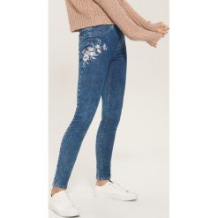 Jegginsy z haftem - Niebieski. Niebieskie legginsy House, z haftami, z jeansu. Za 79,99 zł.