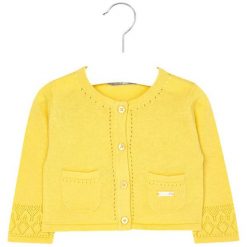 Sweter w kolorze żółtym. Żółte swetry niemowlęce Mayoral, bez wzorów. W wyprzedaży za 54,95 zł.