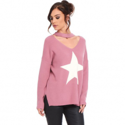 Sweter "Etoile" w kolorze jasnoróżowym. Czerwone swetry klasyczne damskie marki Cosy Winter, s, prążkowane, z okrągłym kołnierzem. W wyprzedaży za 136,95 zł.