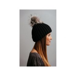 Czapki damskie: POMPOM – czarna czapka z naturalnym futerkiem