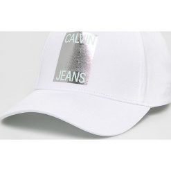 Calvin Klein Jeans - Czapka. Białe czapki damskie Calvin Klein Jeans, bez wzorów, z bawełny. W wyprzedaży za 129,90 zł.