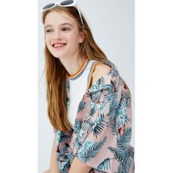 Top basic z dekoltem halter i kolorowym obszyciem. Szare koszulki damskie Pull&Bear, bez wzorów, bez kołnierzyka. Za 29,90 zł.