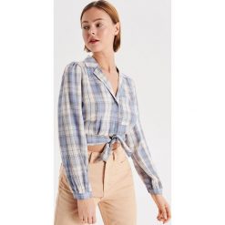 Krótka koszula w kratę z wiązaniem - Niebieski. Niebieskie koszule damskie Cropp, s, bez wzorów, bez kołnierzyka, z krótkim rękawem. Za 69,99 zł.