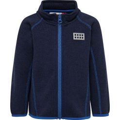 Kurtka polarowa w kolorze granatowym. Niebieskie bluzy niemowlęce Legowear, bez wzorów, z dzianiny, bez kaptura. W wyprzedaży za 79,95 zł.