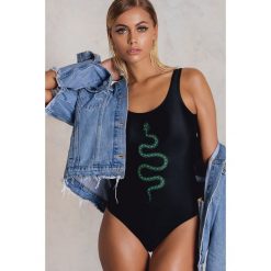 Stroje jednoczęściowe: NA-KD Swimwear Jednoczęściowy kostium kąpielowy z wycięciem na plecach Snake – Black