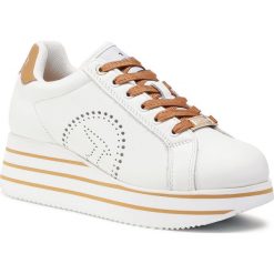 Sneakersy TRUSSARDI JEANS - 79A00557 W719. Białe półbuty damskie Trussardi Jeans, bez wzorów, z jeansu, bez obcasa, na obcasie, bez zapięcia. Za 719,00 zł.