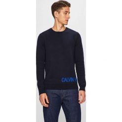 Calvin Klein Jeans - Sweter. Szare swetry męskie Calvin Klein Jeans, xl, bez wzorów, z bawełny, z okrągłym kołnierzem, bez kaptura. W wyprzedaży za 219,90 zł.