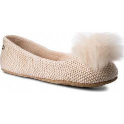 Kapcie UGG - W Andi 1020300 W/Crm. Brązowe klapki damskie Ugg, bez wzorów, ze skóry, bez obcasa. W wyprzedaży za 229,00 zł.