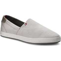 Tenisówki TOMMY HILFIGER - Essential Pique Denim Slip On FM0FM01380 Cobblestone 068. Szare półbuty męskie TOMMY HILFIGER, na co dzień, bez wzorów, z gumy, bez zapięcia. W wyprzedaży za 219,00 zł.