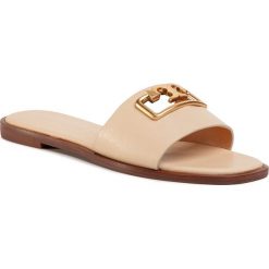 Klapki TORY BURCH - Selby Slide 63527 Dulce De Leche 215. Brązowe klapki damskie Tory Burch, z aplikacjami, ze skóry, bez obcasa, na obcasie. Za 1219,00 zł.