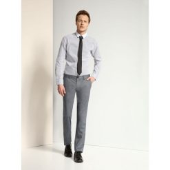 KOSZULA DŁUGI RĘKAW MĘSKA SLIM FIT. Szare koszule męskie marki Top Secret, na zimę, m, eleganckie, z długim rękawem. W wyprzedaży za 39,99 zł.