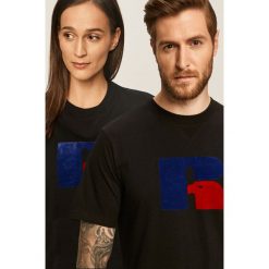 Russell Athletic - T-shirt. Czarne bluzki damskie Russell Athletic, s, z aplikacjami, z bawełny, z okrągłym kołnierzem. W wyprzedaży za 99,90 zł.