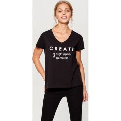 T-shirty damskie: Bawełniana koszulka z napisem - Czarny