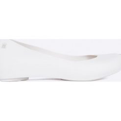 Melissa - Baleriny Ultragirl Basic Ad. Białe meliski damskie marki Melissa, z kauczuku. W wyprzedaży za 139,90 zł.