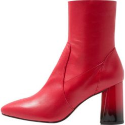 L'INTERVALLE KAPLAN Botki red. Czerwone botki damskie marki L'INTERVALLE, ze skóry, klasyczne, bez obcasa, bez zapięcia. Za 589,00 zł.