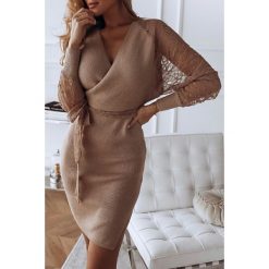 Sukienka BREIA BEIGE. Brązowe sukienki damskie Sukienka BREIA BEIGE, uniwersalny, bez wzorów, bez kołnierzyka, z krótkim rękawem, krótkie, mini. W wyprzedaży za 79,00 zł.