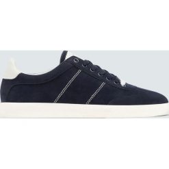 Granatowe tenisówki basic. Zielone tenisówki damskie marki Pull&Bear. Za 99,90 zł.