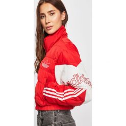 Adidas Originals - Kurtka. Czerwone kurtki damskie adidas Originals, bez wzorów, z tkaniny, długie, bez kaptura. W wyprzedaży za 299,90 zł.
