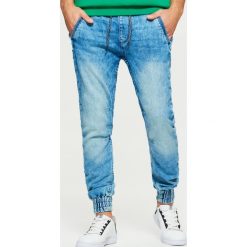 Jeansy SLIM JOGGER - Niebieski. Niebieskie jeansy męskie slim Cropp. Za 129,99 zł.