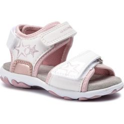 Sandały GEOX - B San.Cuore B B9290B 0AJ15 C0406 M White/Pink. Białe sandały dziewczęce Geox, ze skóry ekologicznej, bez zapięcia. W wyprzedaży za 129,00 zł.