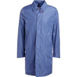 PS by Paul Smith MENS MAC Krótki płaszcz blue. Niebieskie płaszcze męskie marki PS by Paul Smith, m, bez wzorów, z nylonu, krótkie, bez kaptura. W wyprzedaży za 555,60 zł.