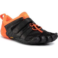 Buty VIBRAM FIVEFINGERS - V-Train 2.0 20M7704 Black/Orange. Pomarańczowe buty sportowe męskie Vibram Fivefingers, z tworzywa sztucznego, bez zapięcia, na fitness i siłownię, vibram fivefingers. Za 639,00 zł.