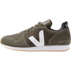 Veja HOLIDAY Sneakersy niskie olive/white. Zielone trampki i tenisówki damskie marki Veja, bez wzorów, ze skóry, bez zapięcia. Za 479,00 zł.