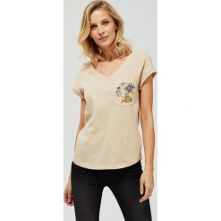 T-shirt z ozdobną kieszonką. Brązowe bluzki damskie Moodo, m, w kwiaty, z bawełny, klasyczne, z dekoltem w serek, z krótkim rękawem. Za 19,99 zł.
