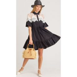 SUKIENKA twinset. Czarne sukienki damskie Twinset, na imprezę, w koronkowe wzory, z elastanu, z włoskim kołnierzykiem, bez rękawów. Za 535,00 zł.