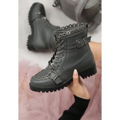 Ciemnoszare Botki Stylish. Szare botki damskie Born2be, bez obcasa, na płaskiej podeszwie, bez zapięcia. W wyprzedaży za 79,99 zł.