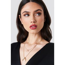 NA-KD Accessories Kaskadowy naszyjnik z zawieszkami - Gold. Różowe naszyjniki damskie marki NA-KD Accessories. W wyprzedaży za 26,47 zł.