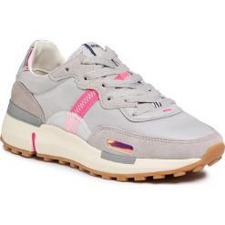 Sneakersy WRANGLER - Iconic 70 Ns WL01631A Grey 055. Szare półbuty damskie Wrangler, na co dzień, bez wzorów, z zamszu, bez obcasa, bez zapięcia. W wyprzedaży za 269,00 zł.