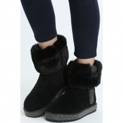 Czarne Śniegowce Chop Me Up. Czarne buty zimowe damskie marki Kazar, z futra, przed kolano, na wysokim obcasie, na koturnie. Za 109,99 zł.