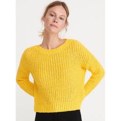 Sweter o regularnym splocie - Zielony. Zielone swetry damskie Reserved, s, bez wzorów, ze splotem, bez rękawów, bez kaptura. W wyprzedaży za 49,99 zł.