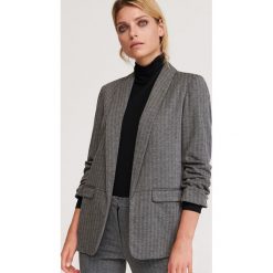 Wzorzysty blezer - Wielobarwny. Bolerka i narzutki damskie Reserved, bez wzorów, bez rękawów. Za 139,99 zł.