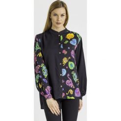 KOSZULA Versace Jeans Couture. Czarne koszule damskie Versace Jeans Couture, na imprezę, z nadrukiem, z jeansu, z okrągłym kołnierzem, bez rękawów. Za 1559,00 zł.