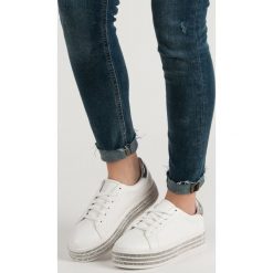 BUTY SPORTOWE Z KRYSZTAŁKAMI. Białe buty sportowe damskie Merg, bez wzorów, bez zapięcia. Za 79,90 zł.