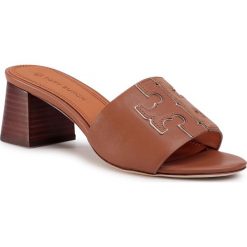 Klapki TORY BURCH - Ines 55 Mm Slide 66261 Tan/Spark Gold 207. Pomarańczowe klapki damskie Tory Burch, bez wzorów, ze skóry, bez obcasa. Za 1249,00 zł.