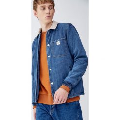 Kurtka jeansowa trucker z kontrastowym kołnierzem. Niebieskie kurtki męskie jeansowe marki Pull&Bear, m. Za 229,00 zł.