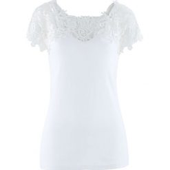 Shirt z krótkim rękawem bonprix biały. Białe koszulki damskie marki bonprix, w koronkowe wzory, z koronki, bez kołnierzyka. Za 79,99 zł.