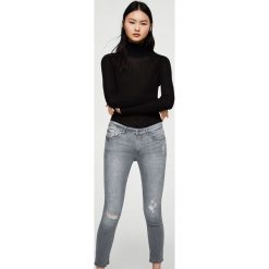 Mango - Jeansy Kate2. Szare rurki damskie marki Mango, z aplikacjami, z elastanu, z obniżonym stanem. Za 119,90 zł.