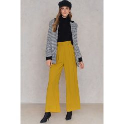 Spodnie z wysokim stanem: NA-KD Trend Rozszerzane spodnie – Yellow