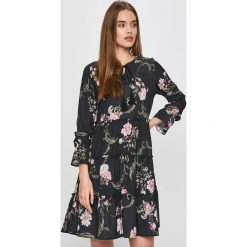 Answear - Sukienka Secret Garden. Czarne sukienki damskie ANSWEAR, na co dzień, s, w kwiaty, z elastanu, casualowe, z okrągłym kołnierzem, bez rękawów, mini, proste. Za 149,90 zł.